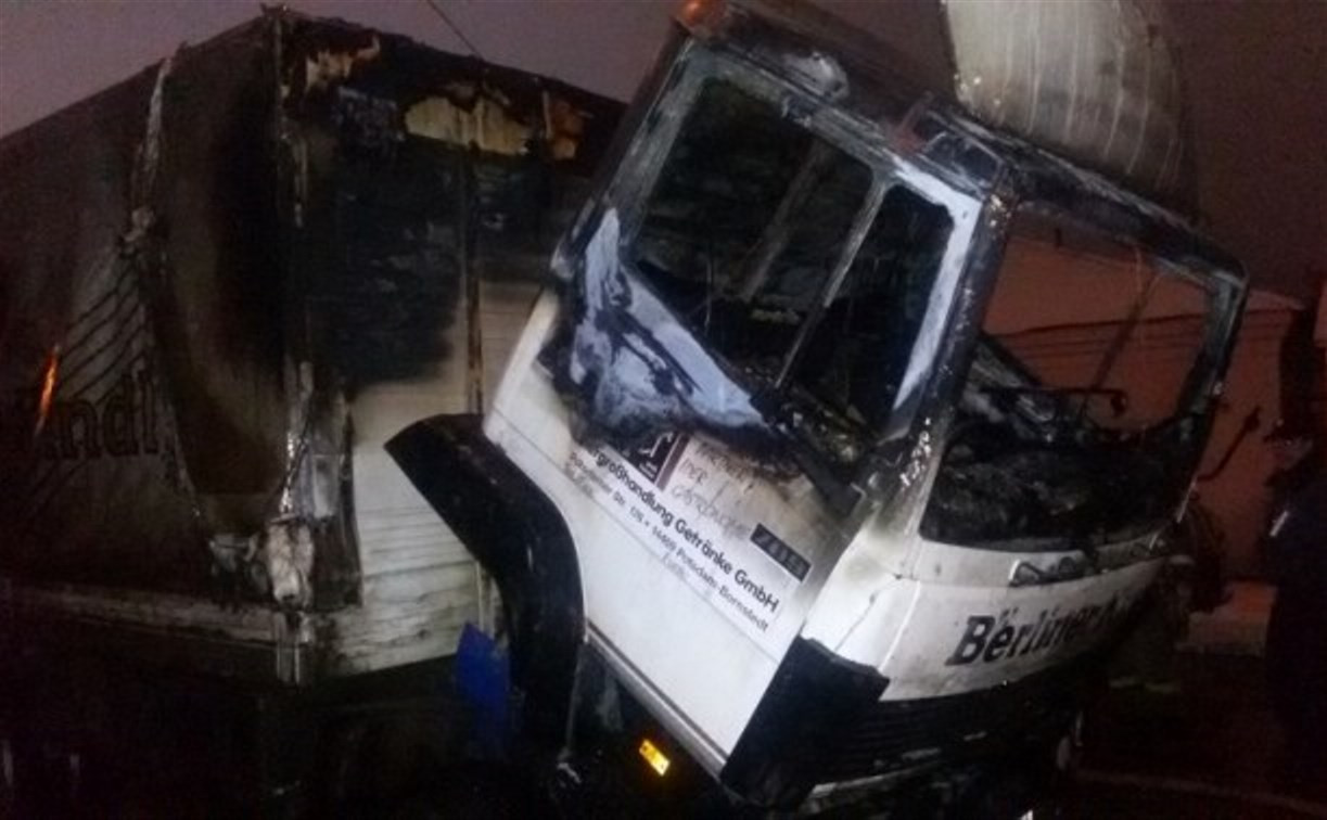 На улице Пирогова ночью сгорел грузовой «Мерседес»