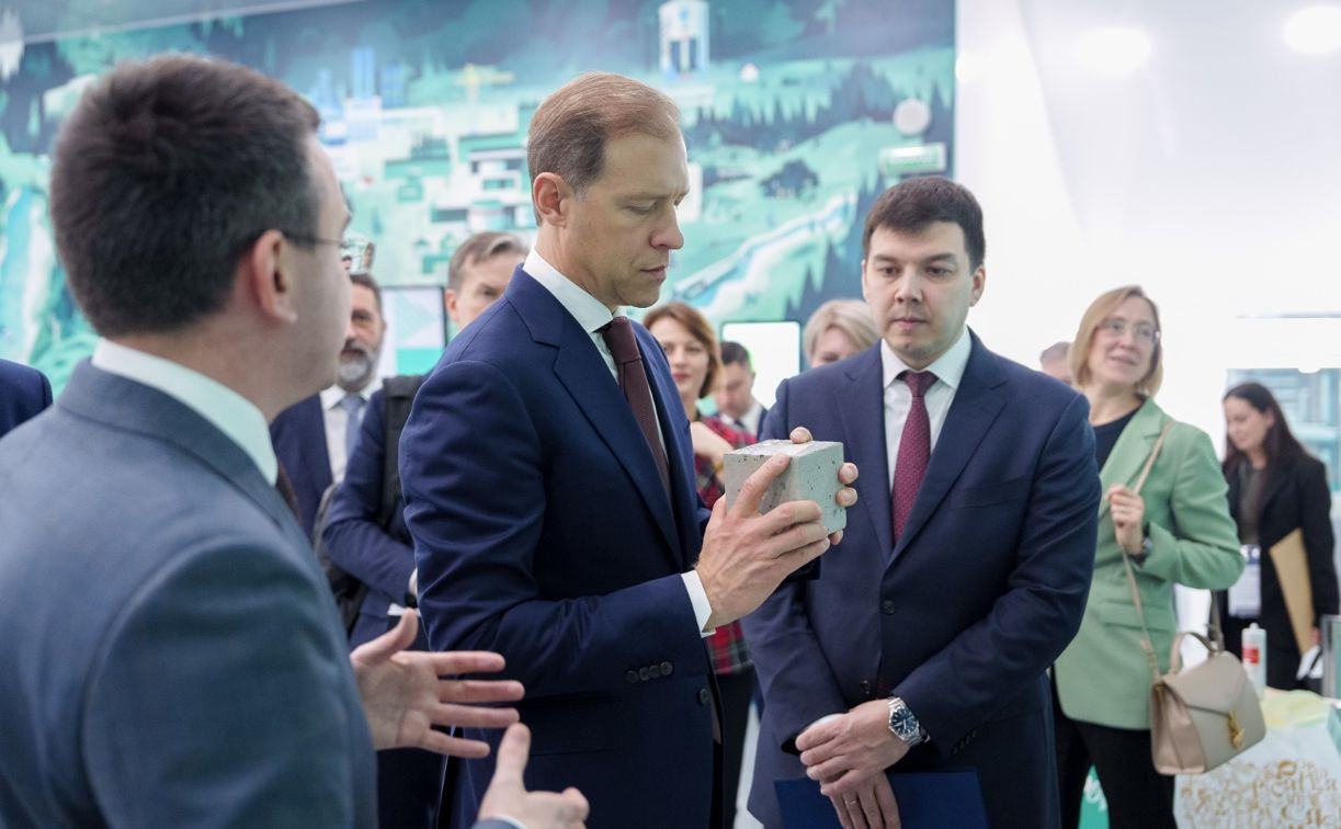 «Полипласт» представил Денису Мантурову свои инвестпроекты на Международной выставке-форуме «Россия»