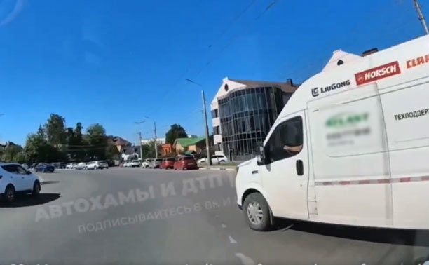 В Туле водитель фургона едва не устроил аварию