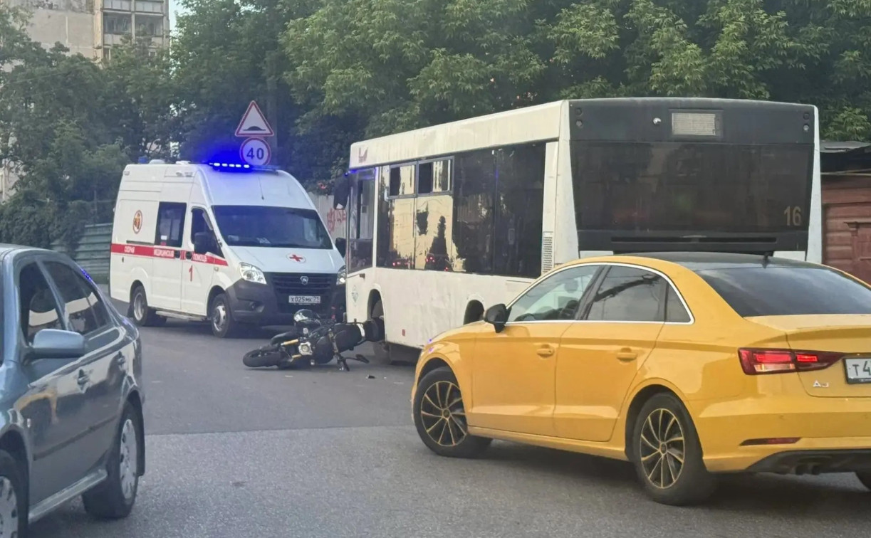 В Туле автобус протаранил стоявший скутер: пострадал мужчина