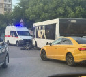 В Туле автобус протаранил стоявший скутер: пострадал мужчина