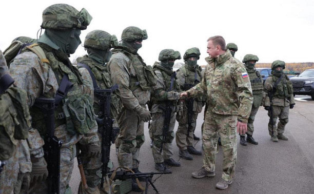 Алексей Дюмин передал бойцам 106-й гвардейской воздушно-десантной дивизии снаряжение и технику