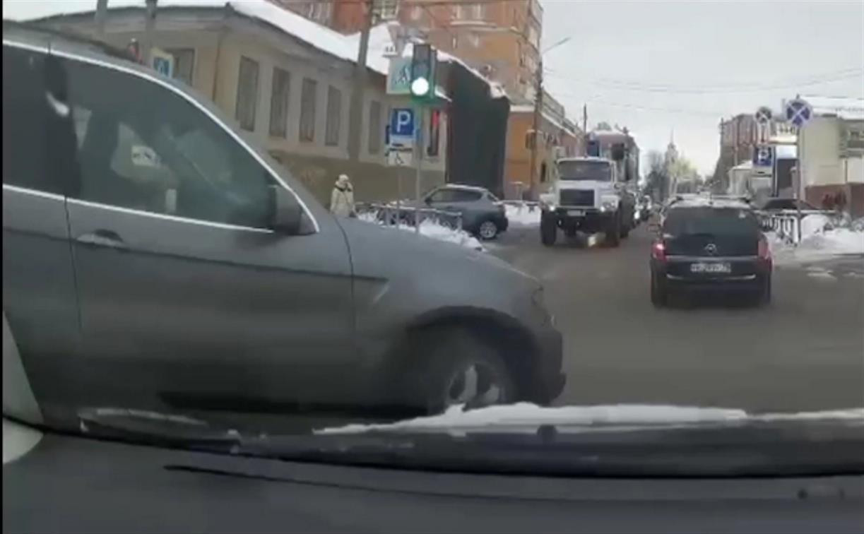 На ул. Советской двое водителей почти «успели» в борт третьего авто