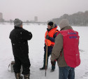 Тульские спасатели замерили толщину льда на пруду Центрального парка