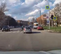 В Туле на улице Лейтейзена KIA сбила велосипедиста: видео