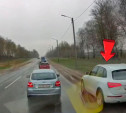 В Туле водитель Audi открыл себе «выделенку» на обочине и ездит по ней