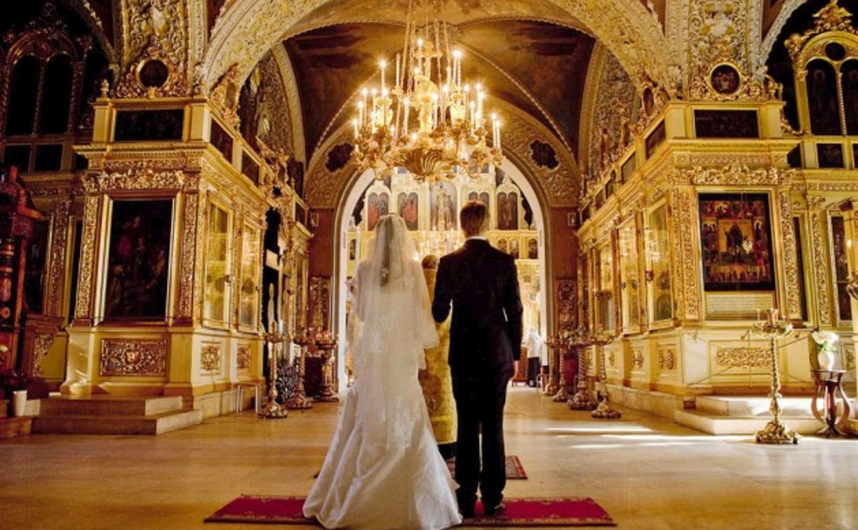 В Госдуме предложили приравнять венчание к официальному браку