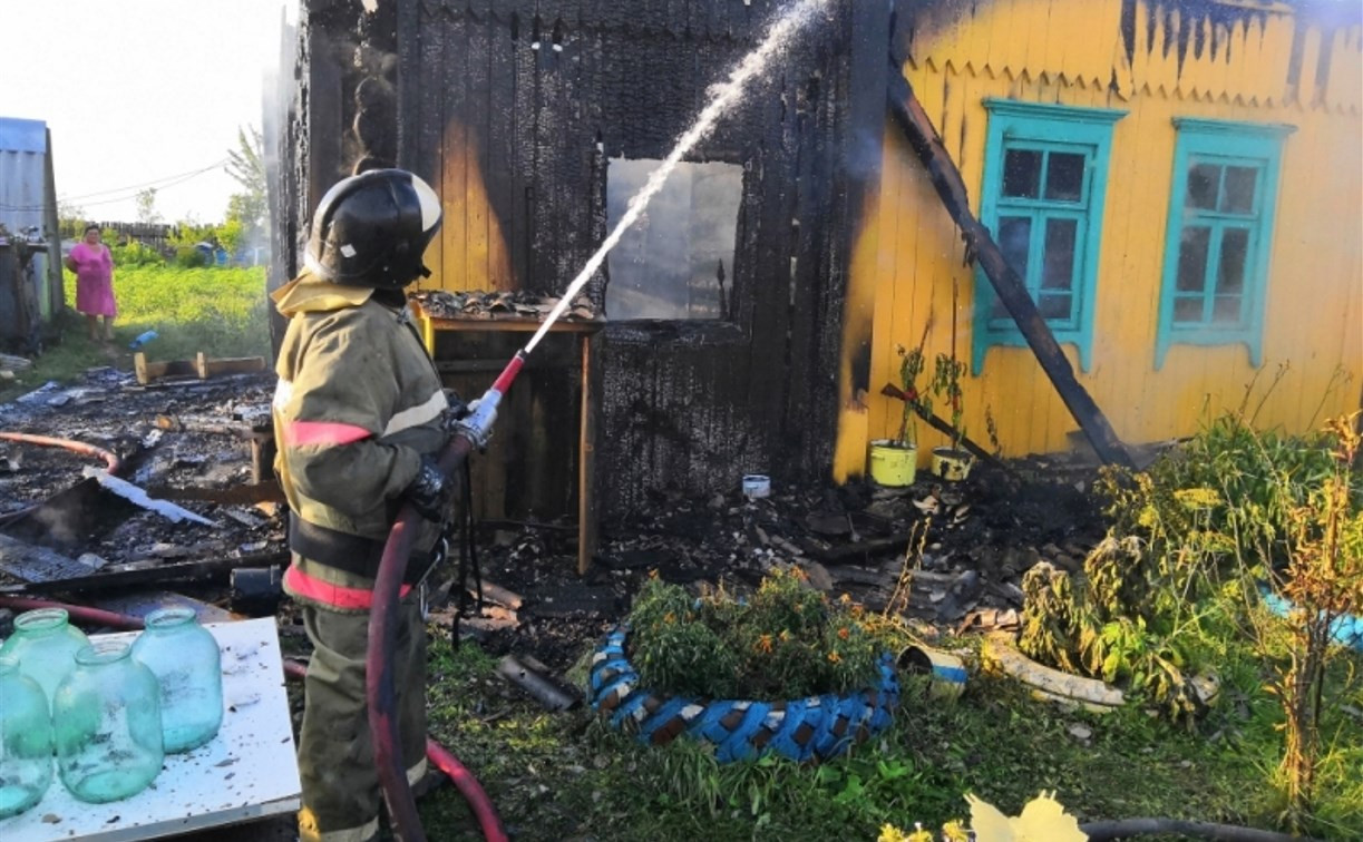 В Суворовском районе сгорел жилой дом