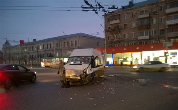 В центре Тулы столкнулись две маршрутки