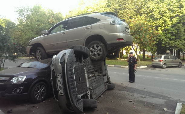 В Туле водителя «Лексуса», который приземлился на две иномарки, до сих пор не нашли