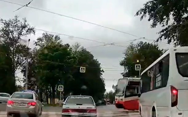 На ул. Кирова водитель решил опасно проскочить перед трамваем