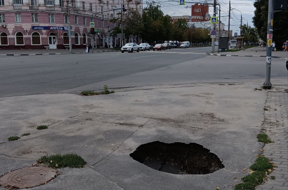 На Красноармейском проспекте в Туле образовалась воронка диаметром в 1 метр