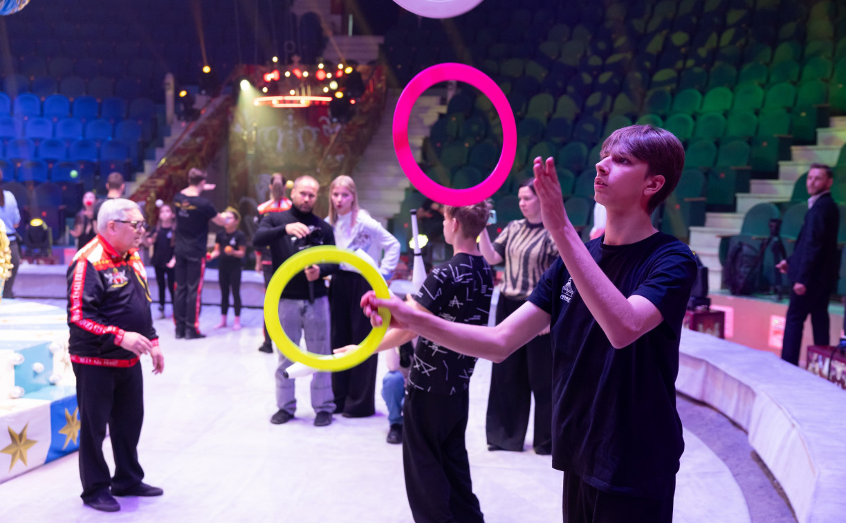 Династийные жонглеры поделились опытом с юными артистами Тульского цирка