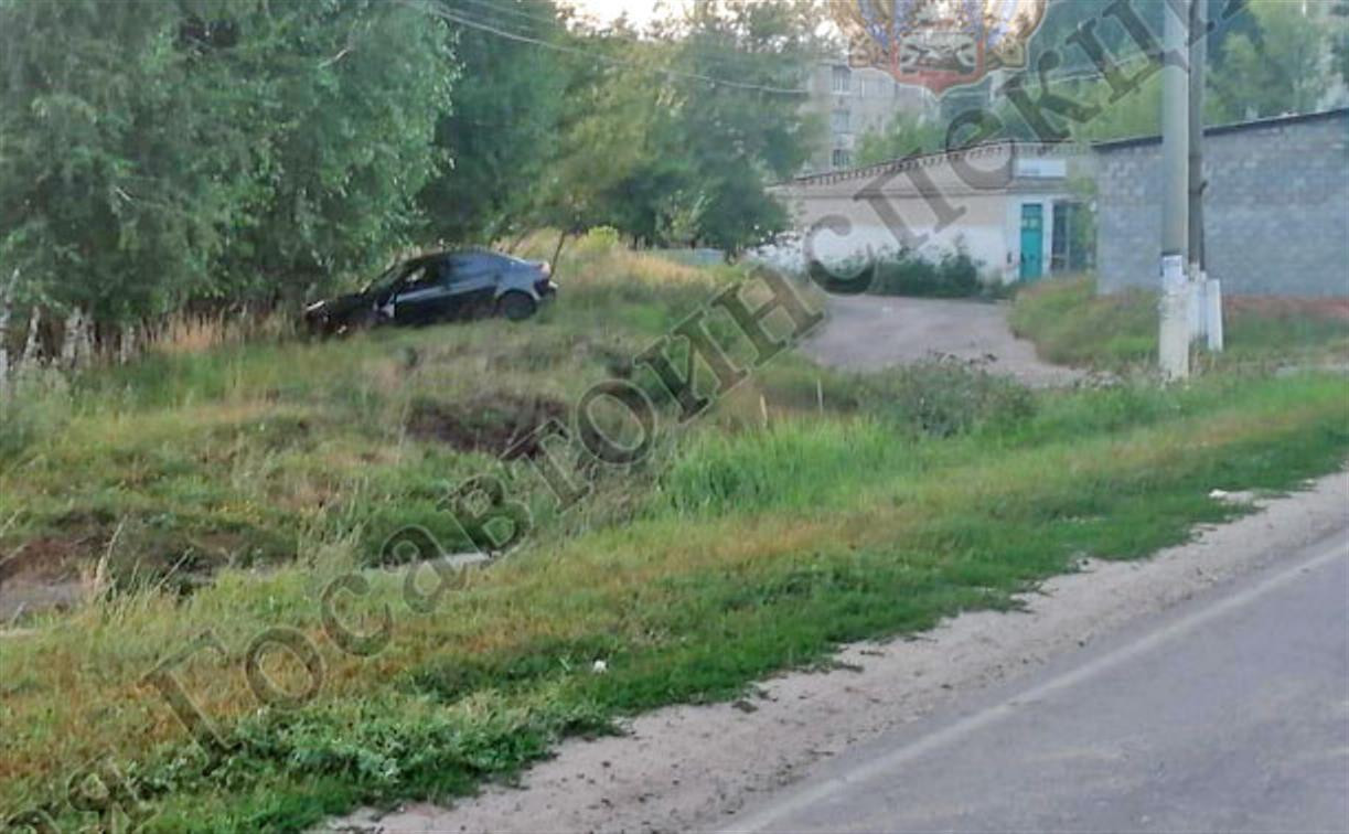 В Товарковском улетел в кювет Mitsubishi Lancer: пострадали две девушки