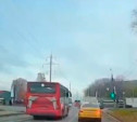 В Глушанках водитель автобуса решил, что ему можно по встречке