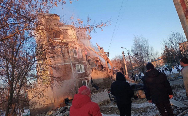 Обрушение подъезда в Ефремове: под завалами остаются люди