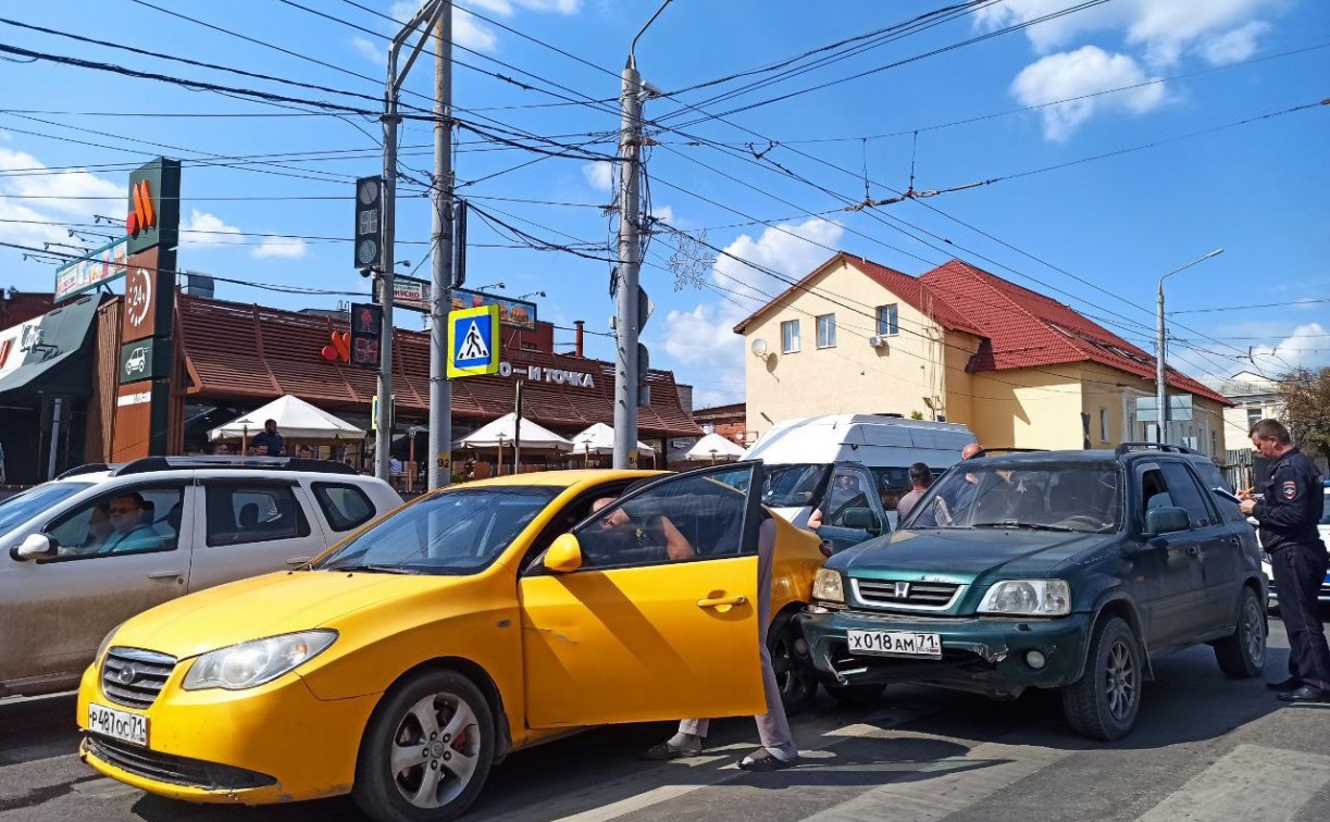 В Туле водитель Honda умер за рулем и спровоцировал ДТП - Новости Тулы и  области. Криминал - MySlo.ru