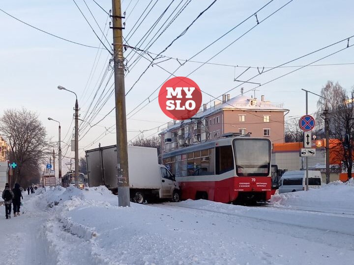 В Криволучье ГАЗель протаранила трамвай