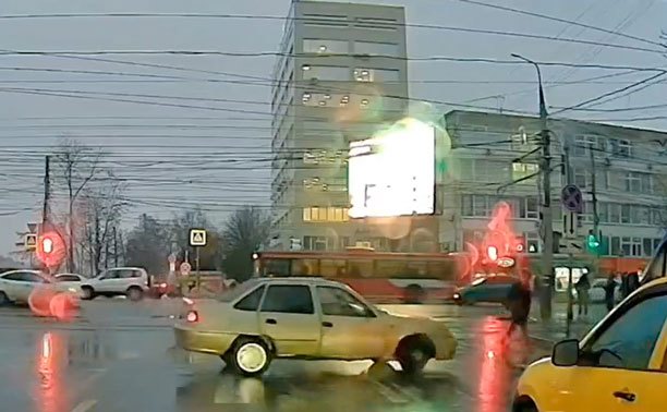 В Туле водитель едва не задавил пешехода-нарушителя