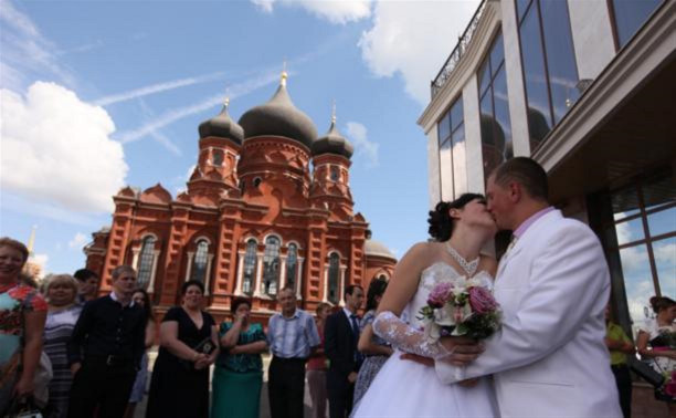 На площади Ленина торжественно открыли Дворец бракосочетания