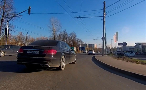 «Накажи автохама»: в Туле водитель Mercedes проигнорировал велосипедиста и чуть не сбил его