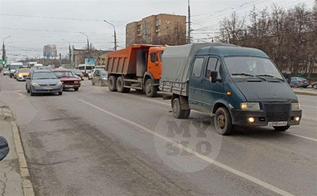 На проспекте Ленина пробка из-за ДТП с двумя легковушками и грузовой ГАЗелью