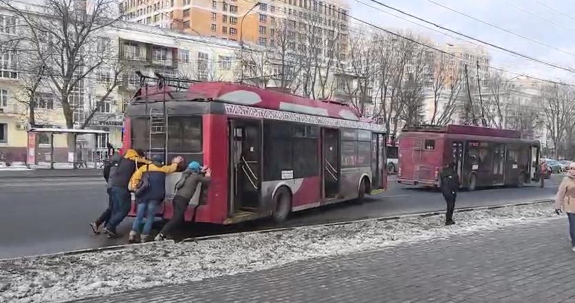 Внезапная зарядка: тулякам пришлось толкать троллейбус с остановки «Стадион»