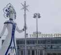 В Туле на площади Ленина установили 10-метровую Снегурочку
