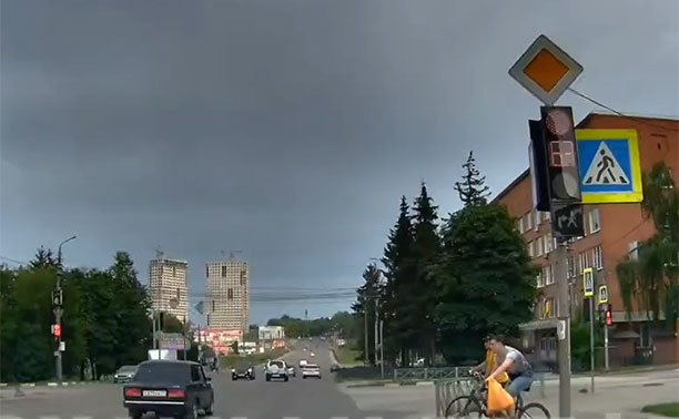 На ул. Оборонной водитель «семерки» пролетел на красный