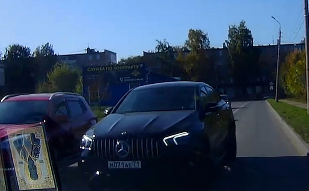 В Новомосковске водитель Mercedes-Benz не хотел уходить со встречки