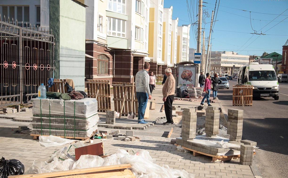 На улицах Советской и Революции в Туле ремонтируют тротуары