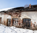 В Богородицке пенсионеры живут в доме с рухнувшей крышей