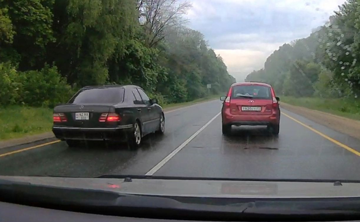 Под Тулой водитель Mercedes-Benz лихо пролетел по встречке