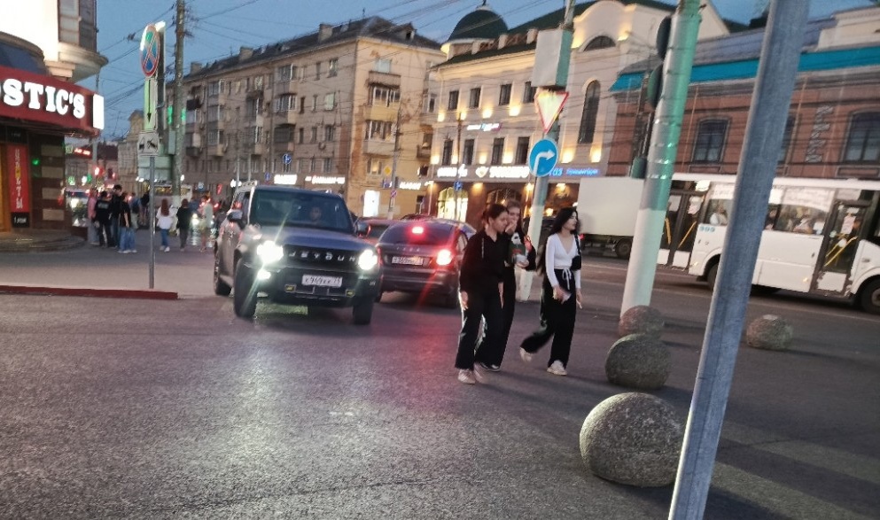 «Водители сами нарушают»: администрация ответила про «крестик или трусы» на парковке площади Ленина