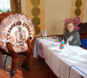 Избиратель пришел на участок в Новомосковске в костюме тульского пряника