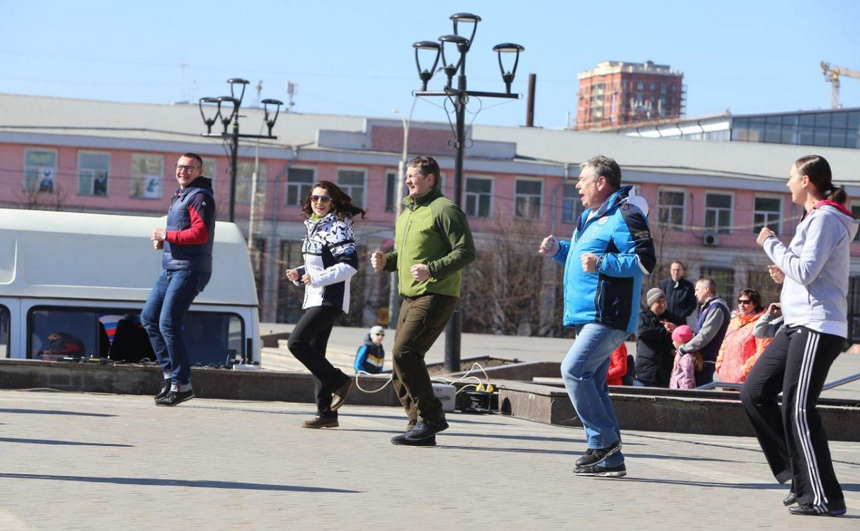 Евгений Авилов провёл для туляков утреннюю зарядку на площади Ленина: фоторепортаж