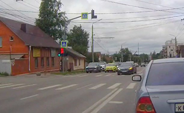 В Туле водитель Mercedes нарушил ПДД, чтобы быть первым