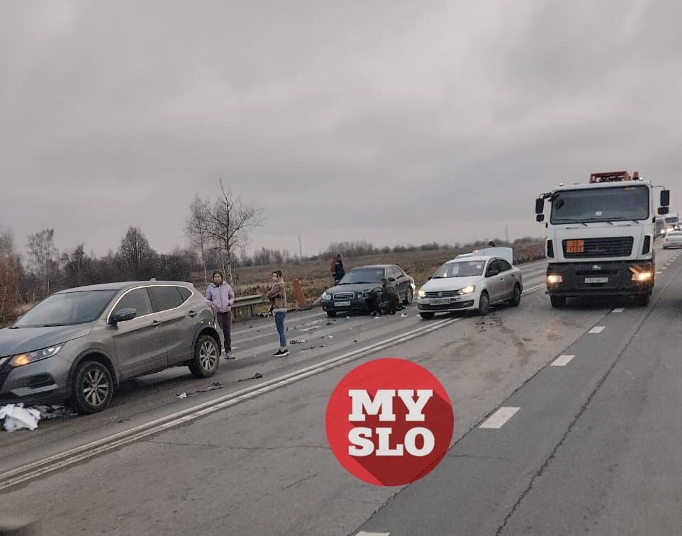 На Калужском шоссе из-за разбросанного мусора столкнулись четыре автомобиля 
