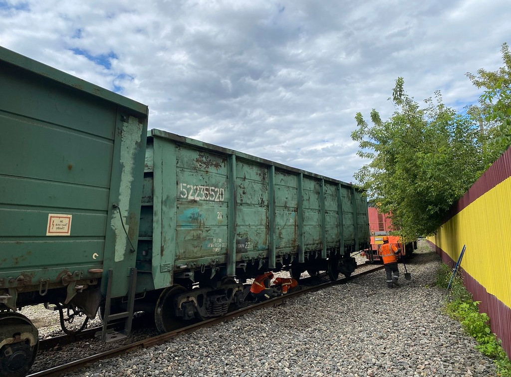 На ж/д станции в Ефремове с рельсов сошли четыре вагона