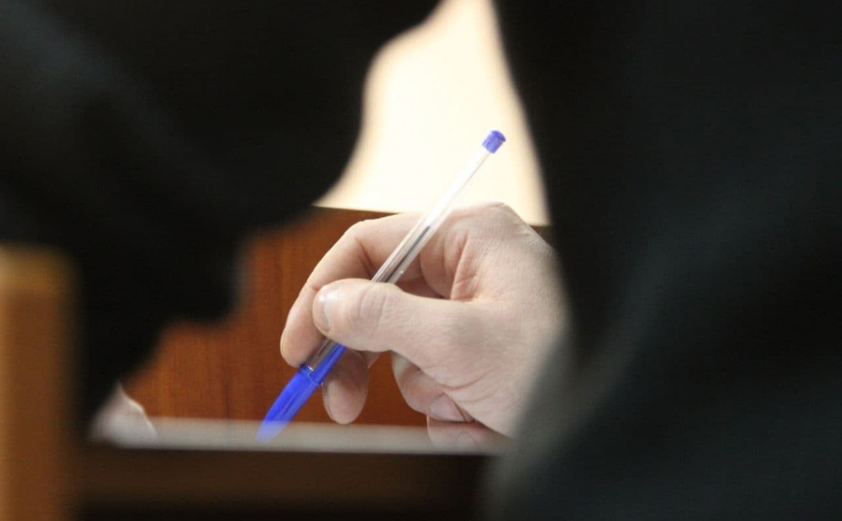 В Тульской области суд рассмотрел дело школьницы, которая выронила на экзамене телефон