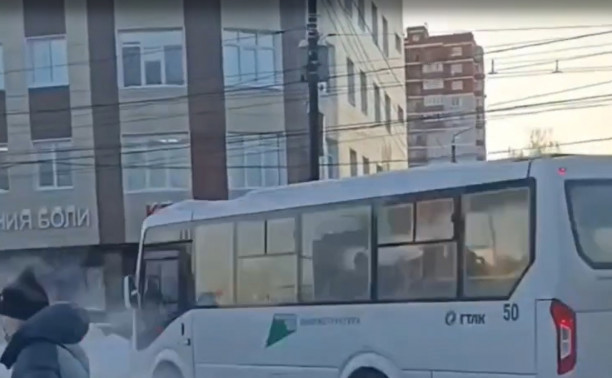 На ул. Болдина водитель автобуса грубо нарушил ПДД