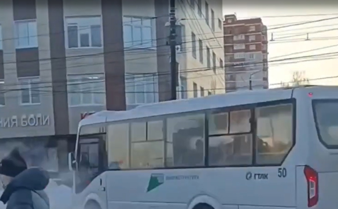 На ул. Болдина водитель автобуса грубо нарушил ПДД
