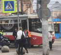 На ул. Советской трамвай оторвал бампер легковушке
