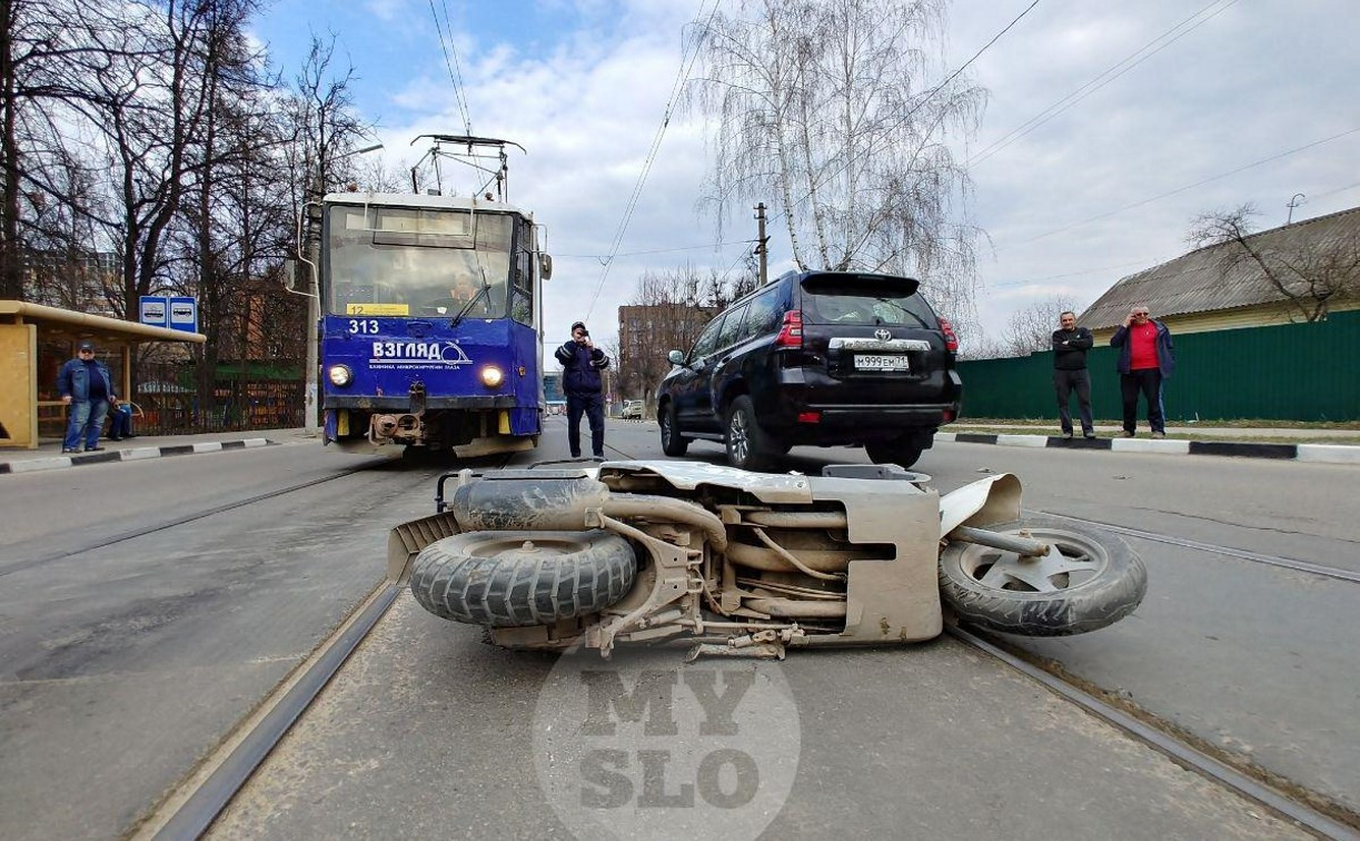 В Туле на ул. Н. Руднева скутерист врезался в легковушку