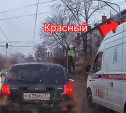 На ул. Оружейной два водителя решили, что им можно на красный, как скорой