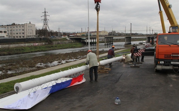 На берегу Упы устанавливают 33-метровый флагшток