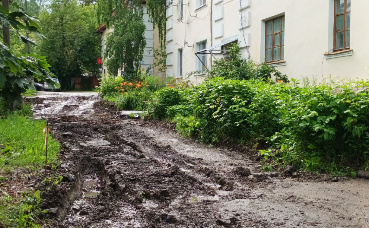 «Из подъезда выход теперь в траншею!»: жители дома на улице Кауля оказались в плену дорожных работ