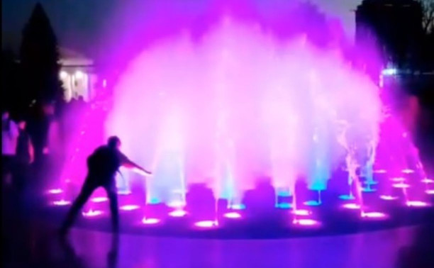 В Ясногорске запустили светящийся фонтан: видео