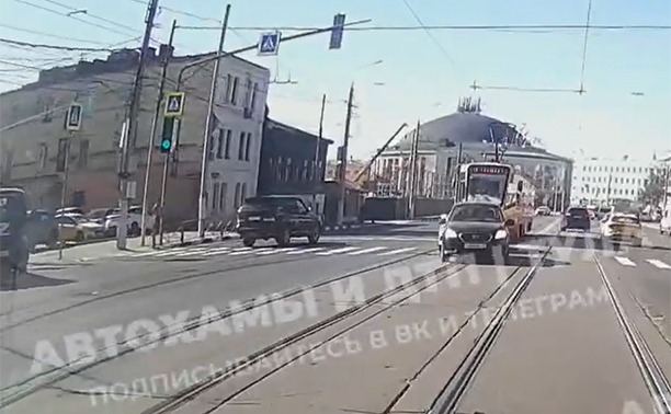 Мгновенная карма: водитель ехал по встречке и наткнулся на экипаж ДПС