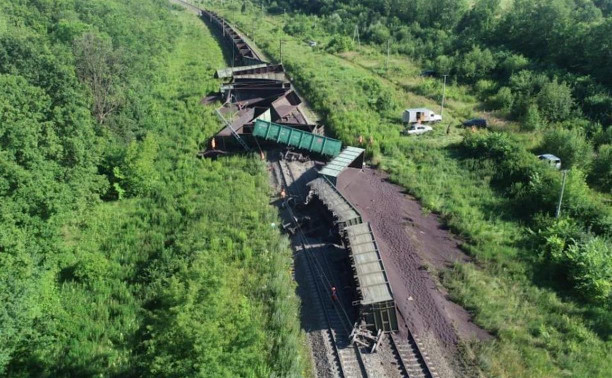По факту крушения грузового поезда в Тульской области возбуждено уголовное дело